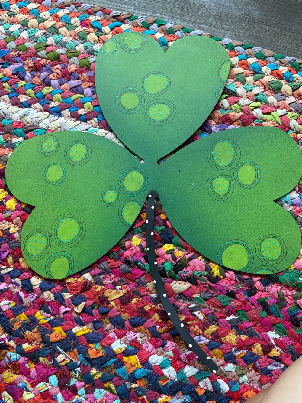 ROEDA 16 INCH HAND-PAINTED METAL SHAMROCK CLOVER DOOR WREATH MAGNET